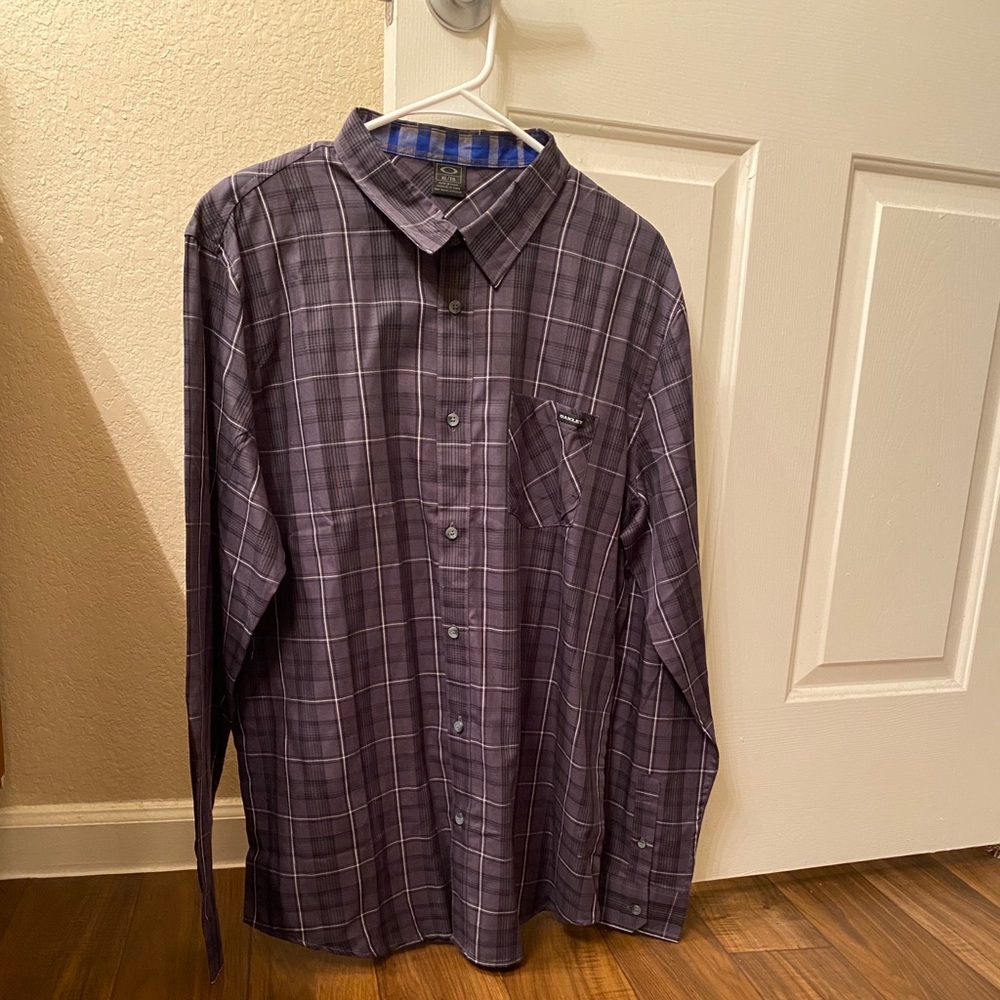 Men’s Oakley button down shirt